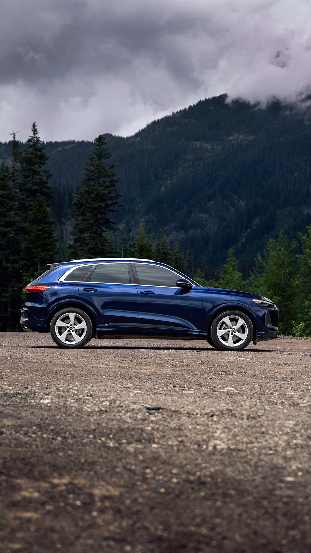 Front profile view of an Audi Q5 parked.