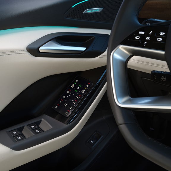 Gros plan sur les boutons des panneaux de porte de l’Audi Q6 e-tron.