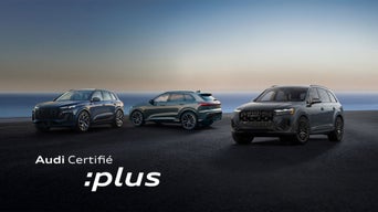 Une rangée de véhicules Audi stationnés.