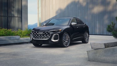 Front three quarter profile of the Audi SQ5 Sportback.
