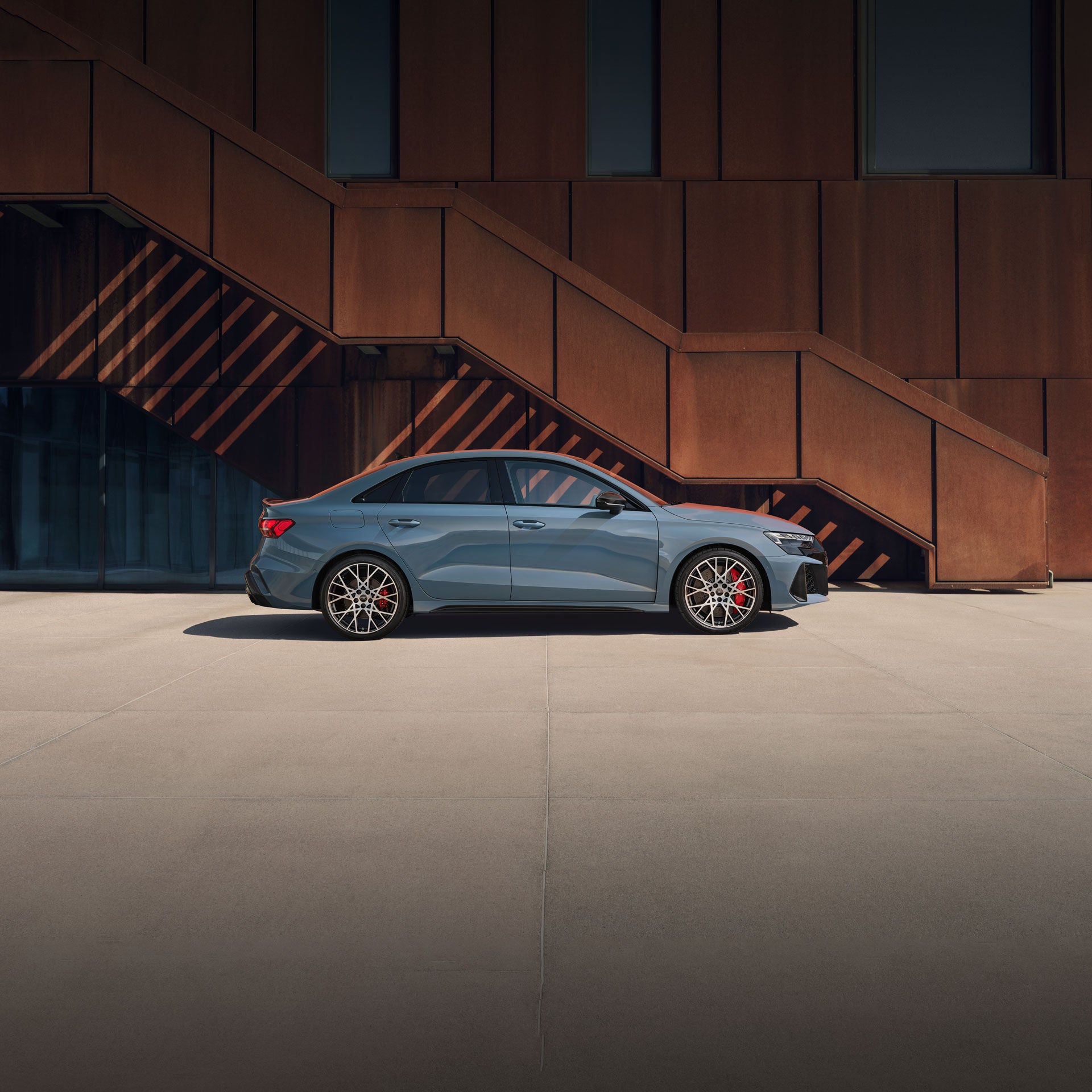 Profil latéral de l'Audi RS 3 garée.