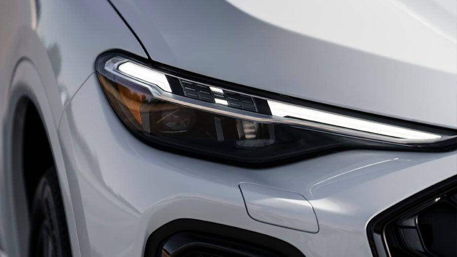 Vue rapprochée sur les lumières avant du nouveau Audi Q5 blanc chez Audi de Québec.