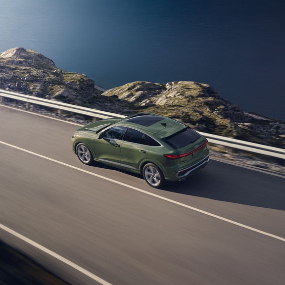 Vue arrière aérienne de la toute nouvelle Audi Q5 Sportback en mouvement.