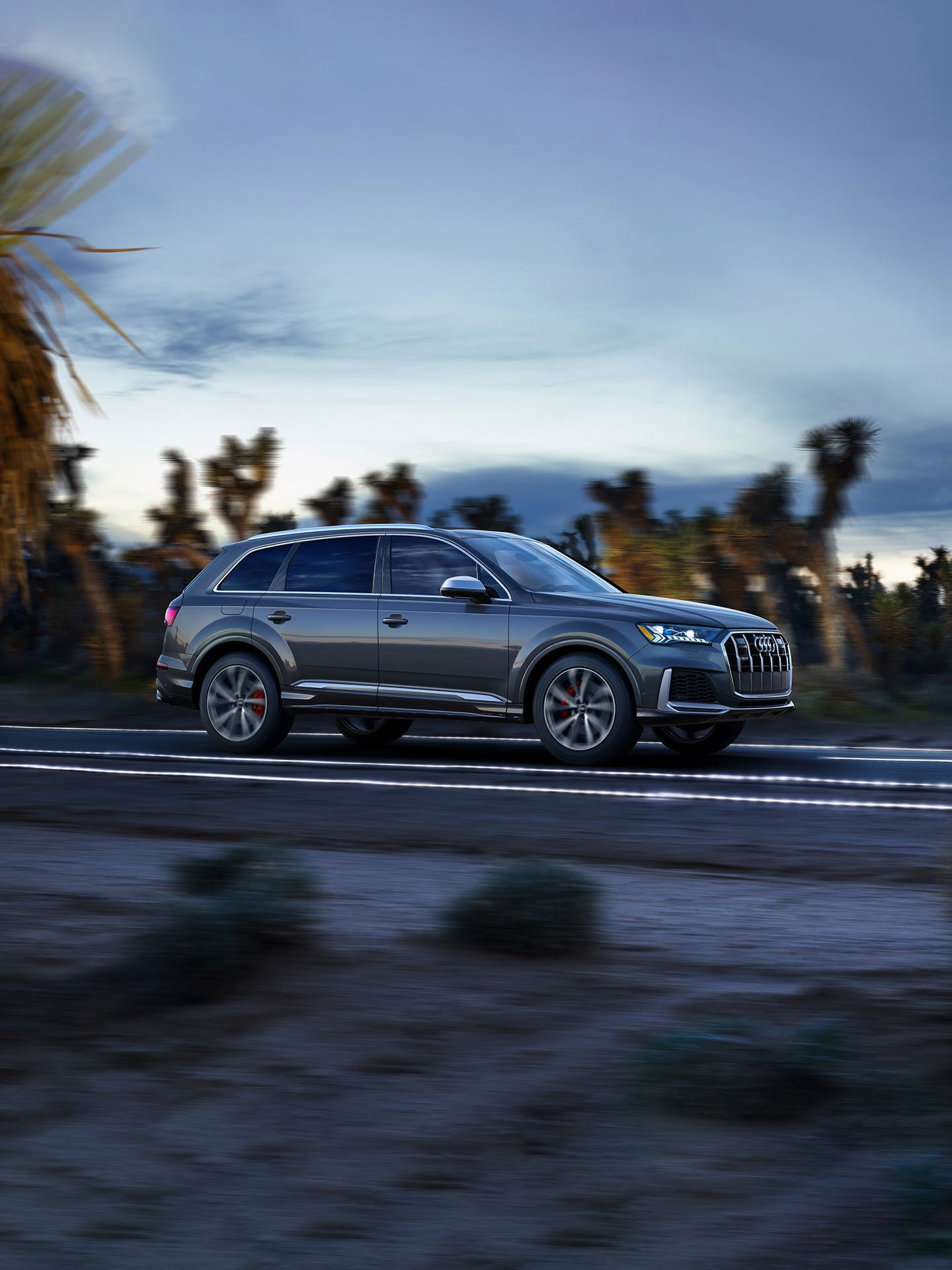 Vue latérale de l'Audi Q7 en mouvement.