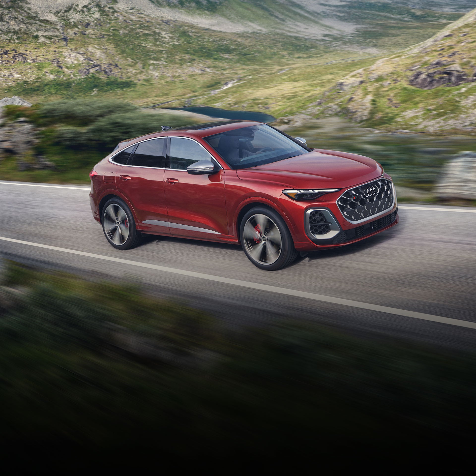 Side profile of the all-new Audi SQ5 Sportback accelerating. 