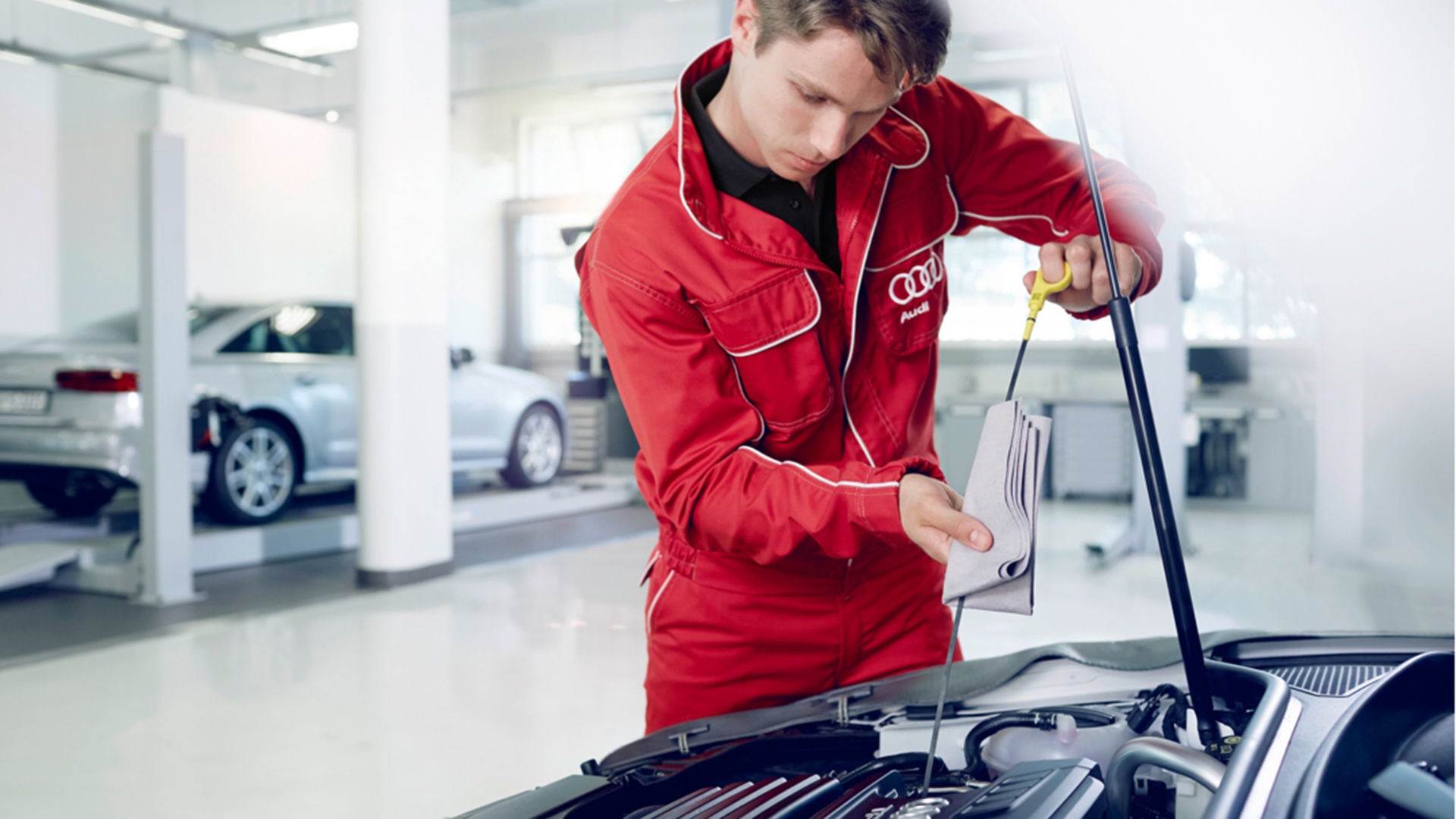 Un technicien Audi inspecte un véhicule Audi.