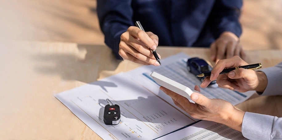 Représentant des ventes signant des documents avec un client.