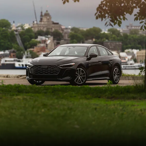 Vue de face de l'Audi A5 2025 couleur noire, stationnée devant le fleuve Saint-Laurent - Audi Lévis