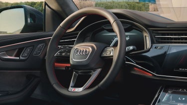 Close-up on the steering wheel and virtual cockpit plus on the Audi Q8.