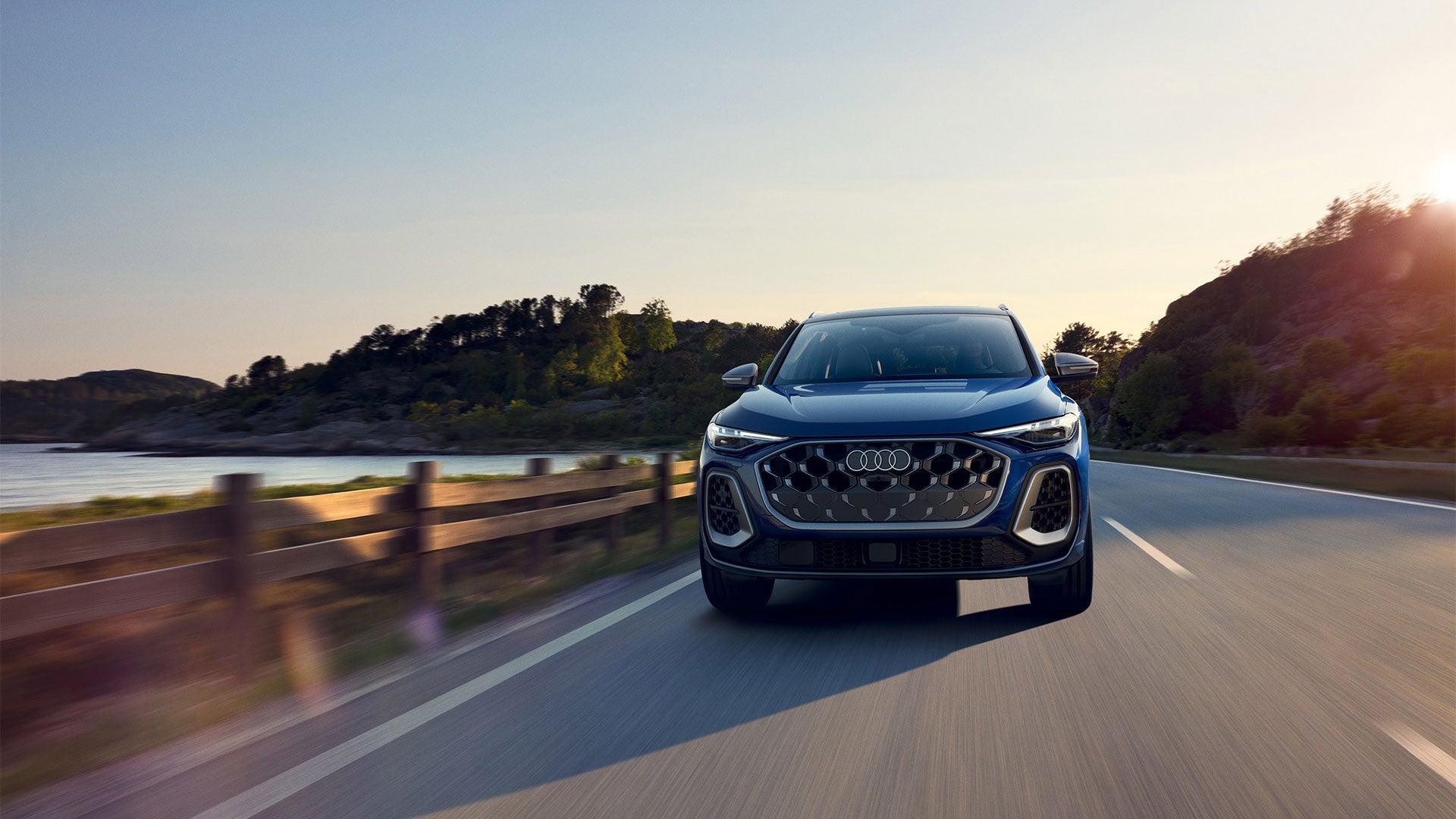 Vue de face du tout nouveau Audi SQ5 en mouvement.