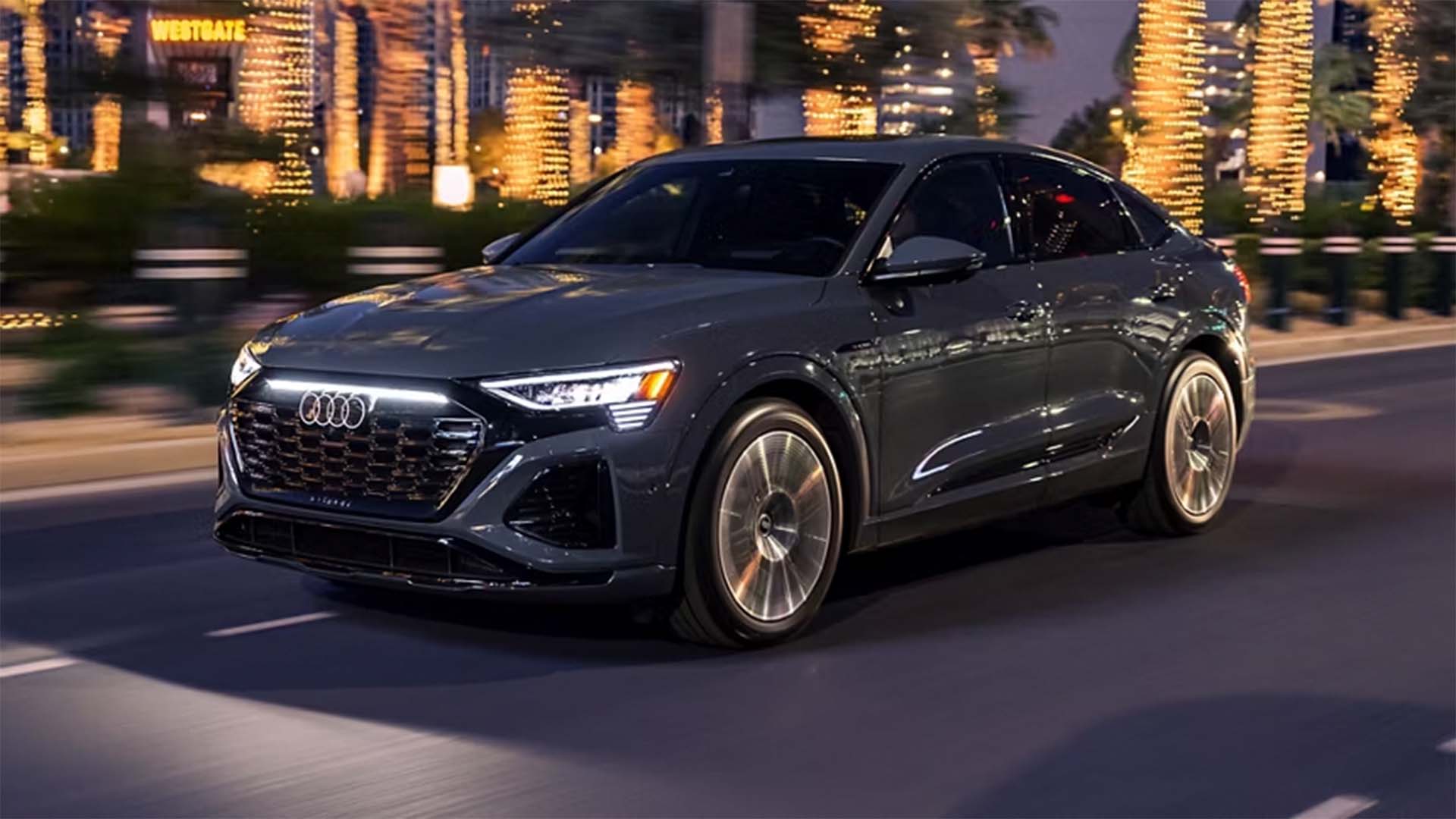 Vue de profil latéral d’une Audi en accélération.