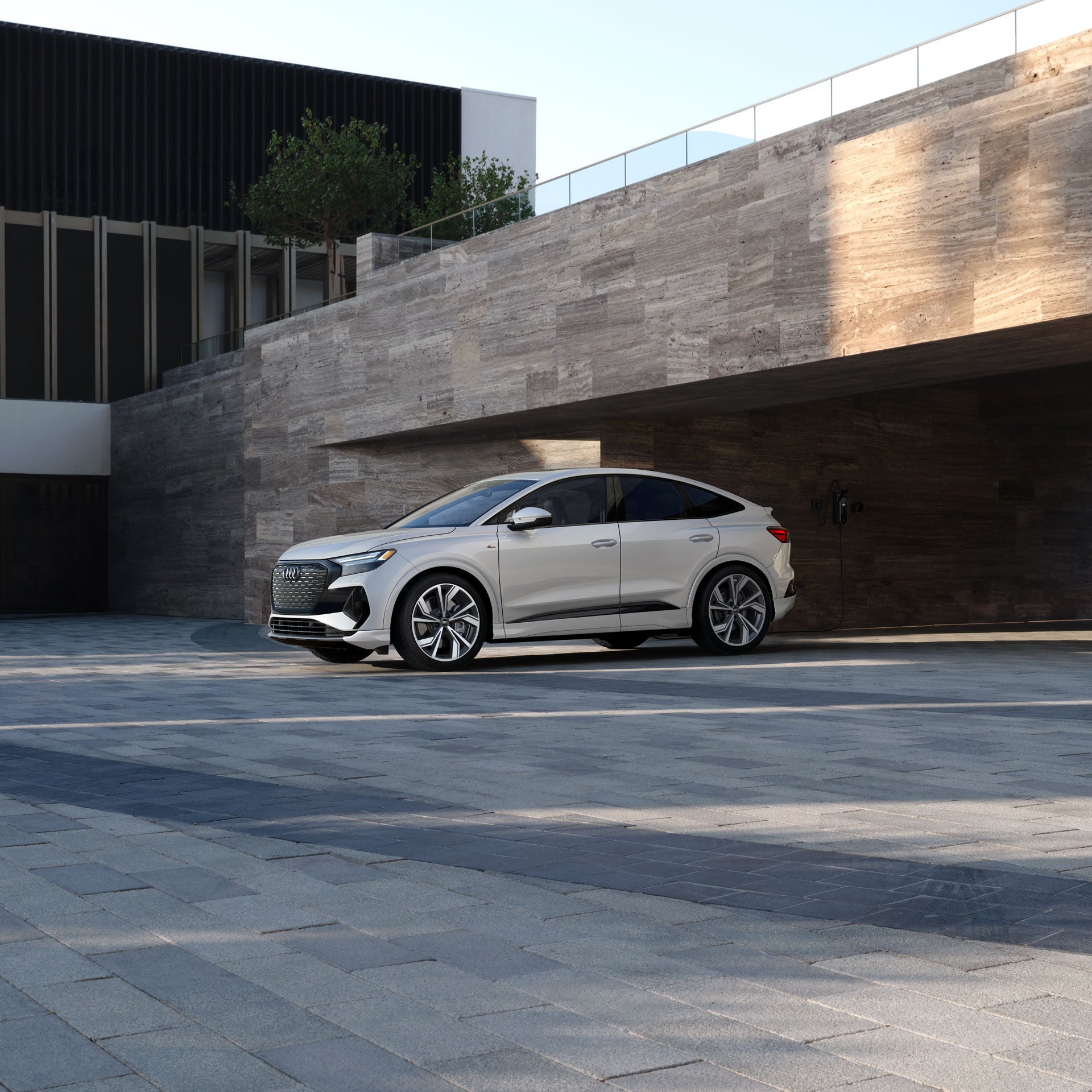 Side profile of the Audi Q4 Sportback e-tron® parked. 