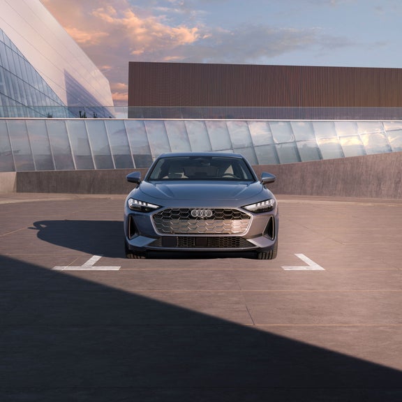 Profil avant de l’Audi A5 Coupé stationné.