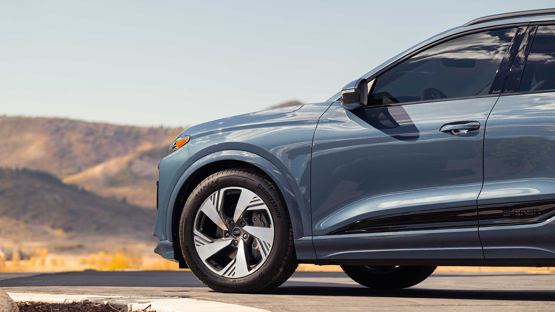 Left profile view of an Audi Q6 e-tron parked.