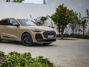 Vue de côté d’un Audi Q5 stationné à distance