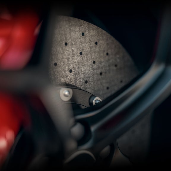 Close-up on the ceramic brake disc on the Audi RS Q8.