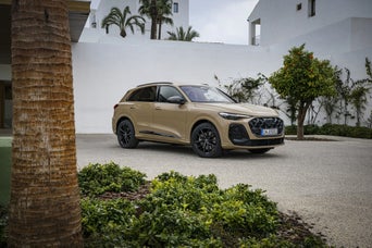 Un Audi Q5 stationné dans une entrée