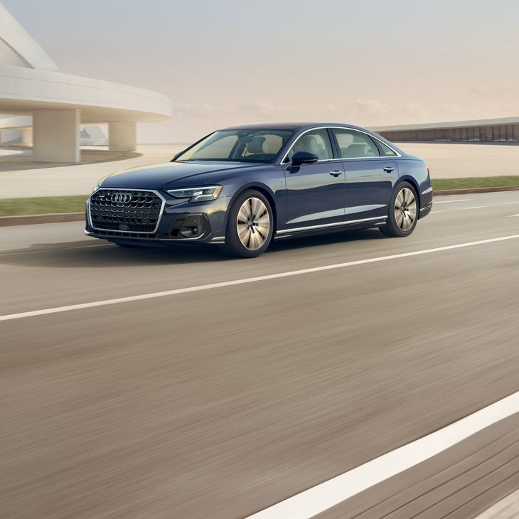 Vue de trois quarts avant de l'Audi A8 en mouvement.