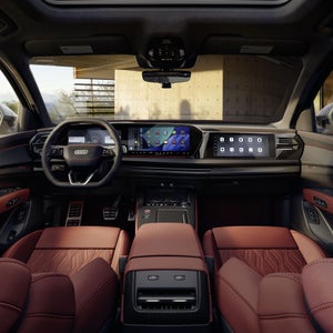 Interior view of the cockpit in the Audi SQ7.