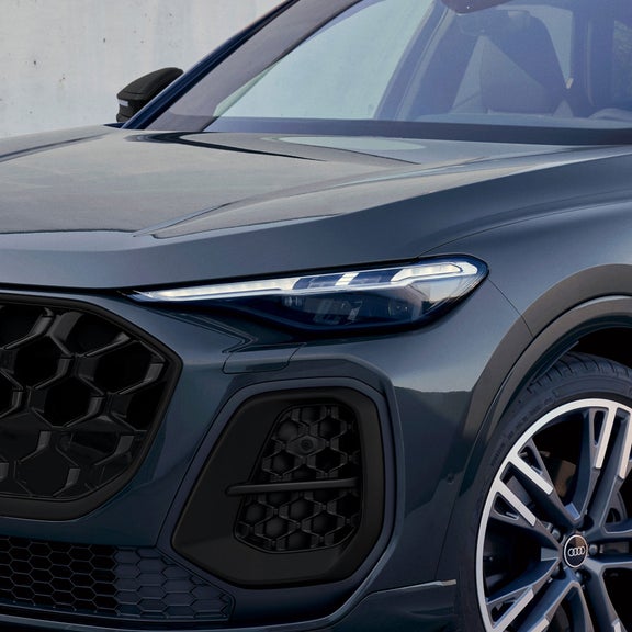 Close-up of the headlight in the Audi Q5.