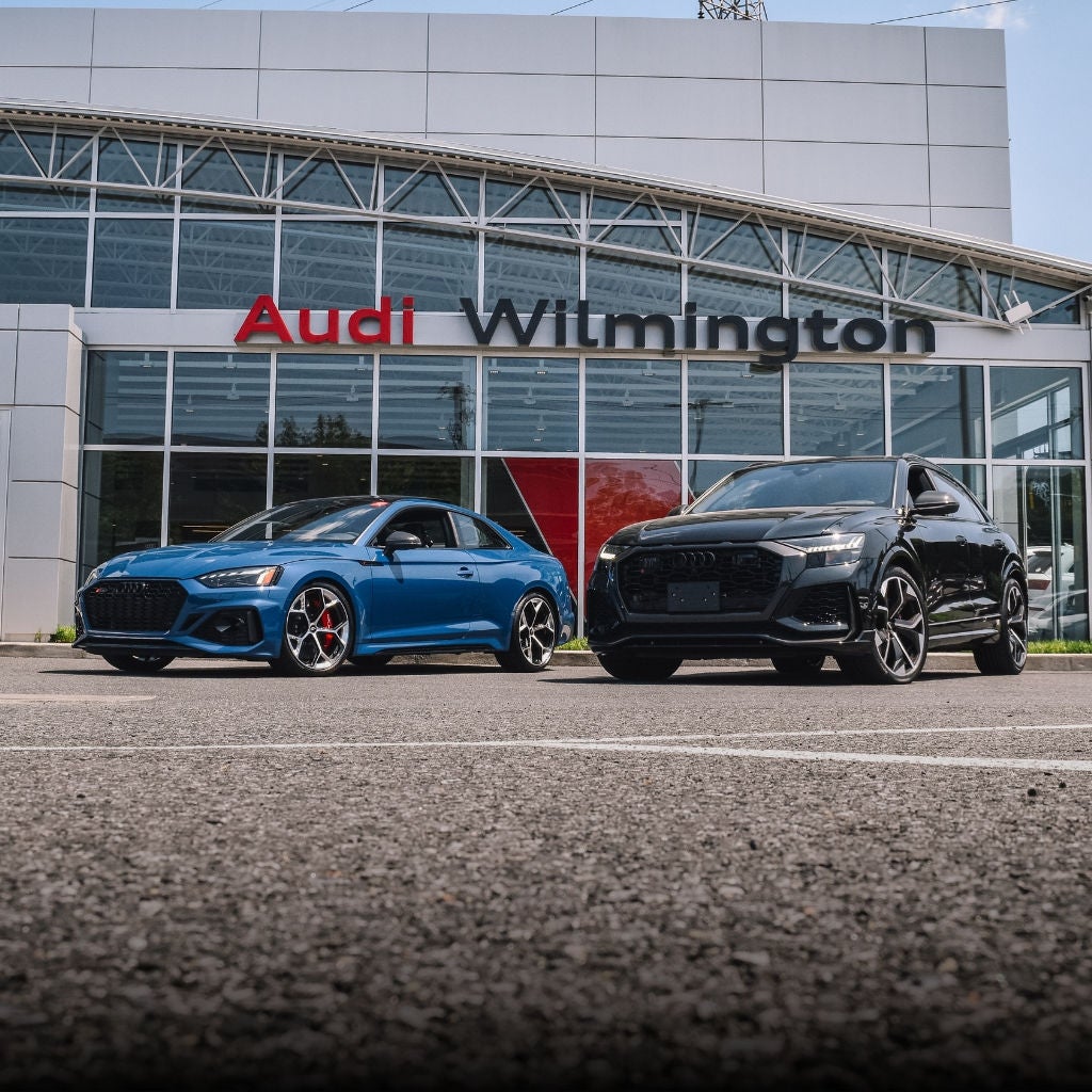 Left profile view of an Audi Q7 accelerating.