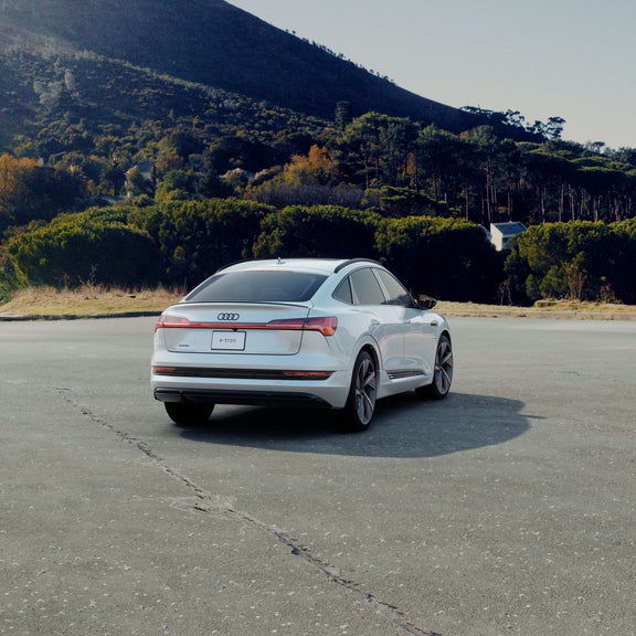 Profil arrière aux trois quarts de l'Audi e-tron Sportback.