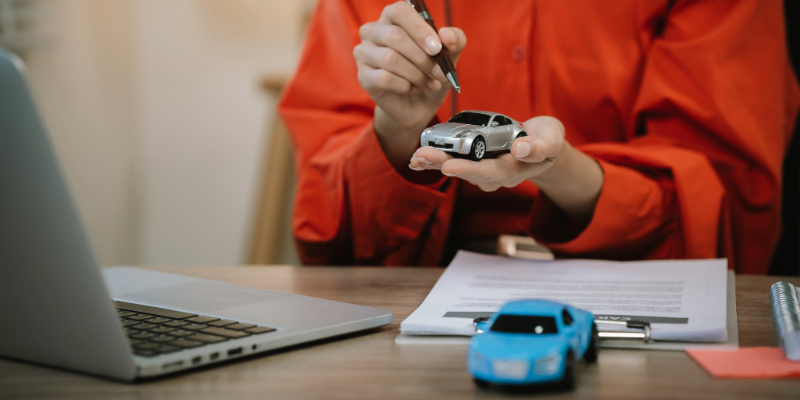 Audi employee handing a set of car keys to a customer.