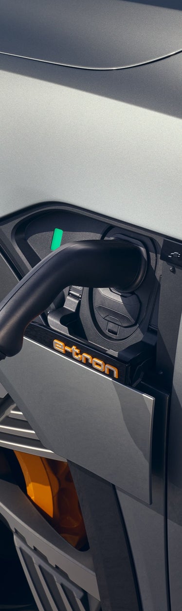 Gros plan du port de recharge de l'Audi e-tron.