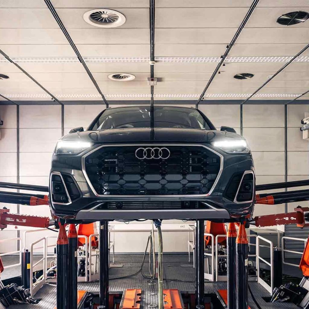 Vue de profil avant d’un véhicule Audi Q5 en cours d’entretien.