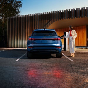 Profil arrière de l'Audi SQ6 e-tron.