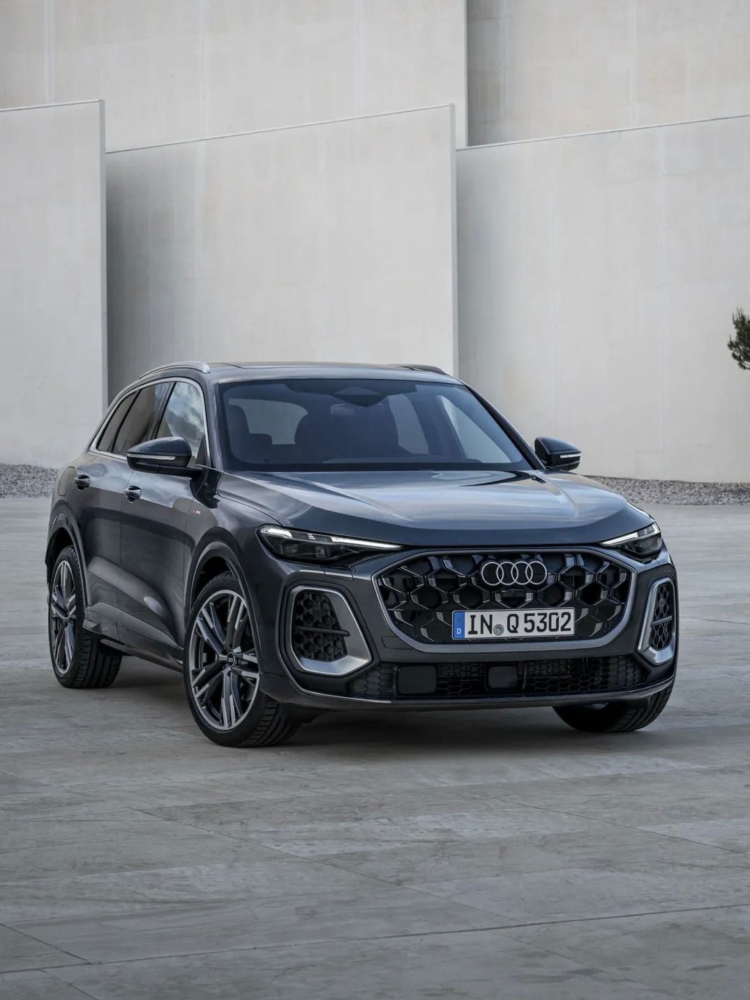 Vue avant d’un Audi Q5 stationné à distance