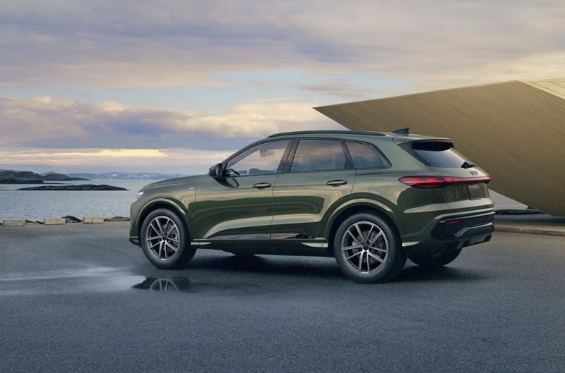 Will the 2026 Audi Q5’s adaptive air suspension handle steep driveways in Portland, OR?
