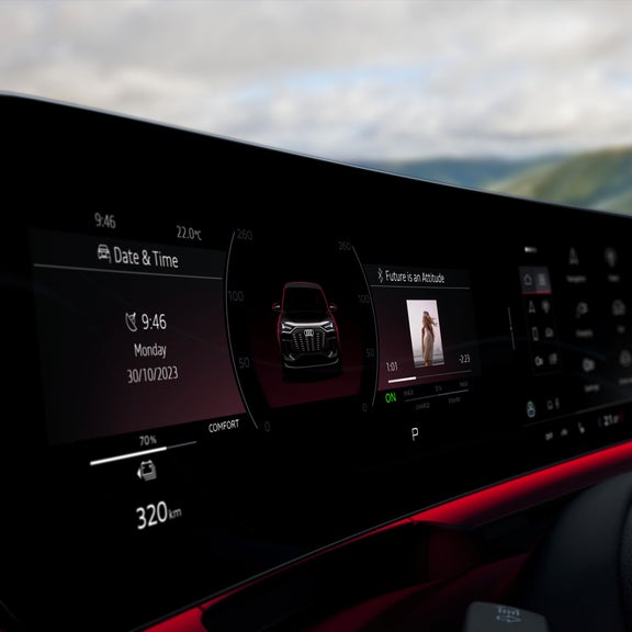Gros plan sur le cockpit virtuel Audi plus de l’Audi SQ6 e-tron.