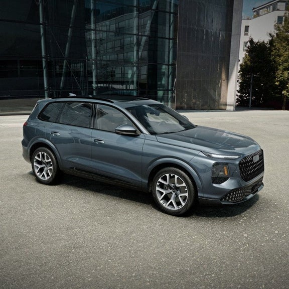 Side profile of the 2027 Audi Q7