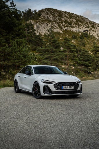 Vue en coin d’un Audi A5 stationné à distance