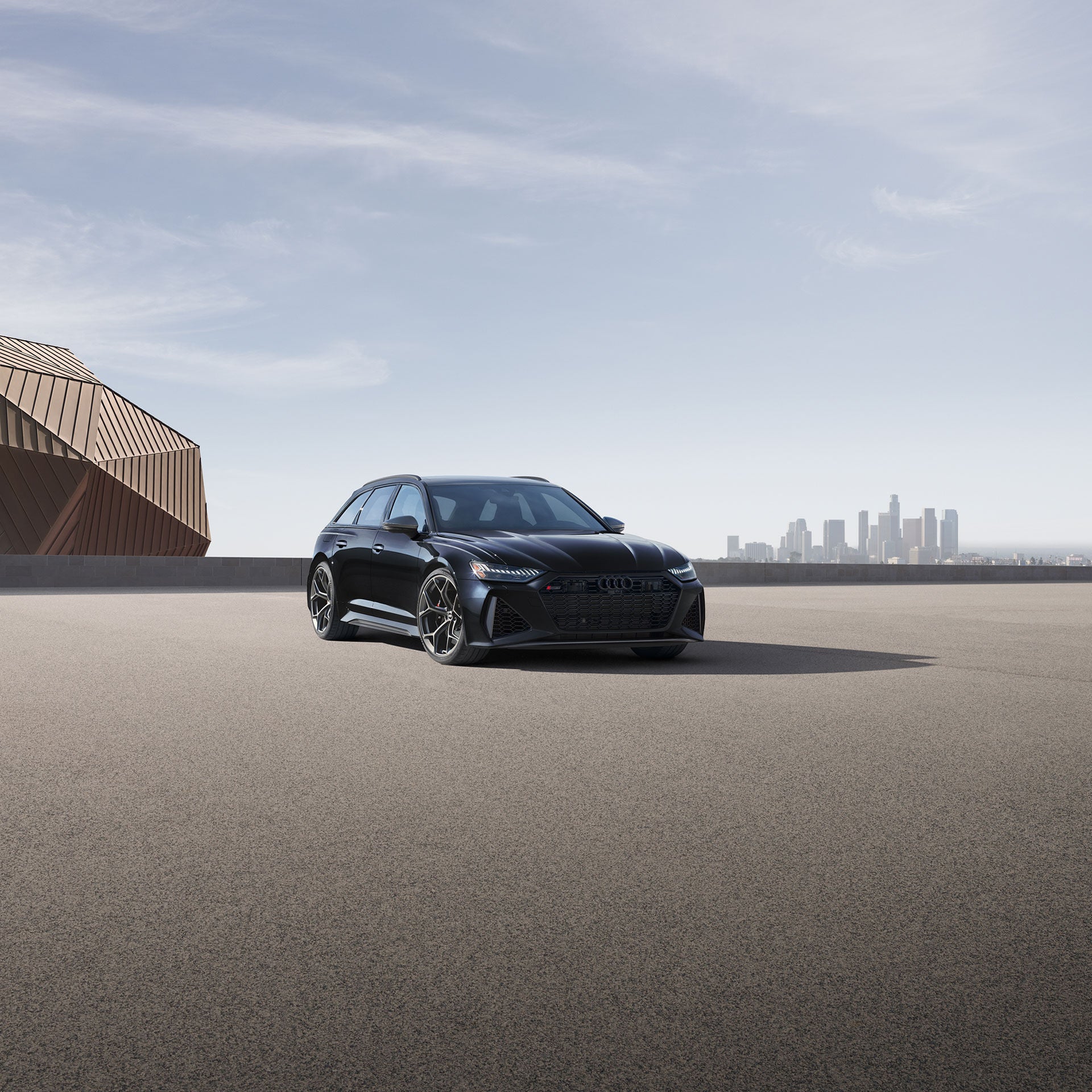 Vue de trois quarts avant d’une Audi RS6 Avant Performance noir.