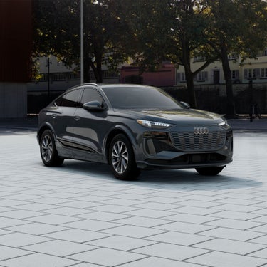 Profil avant de l'Audi Q6 Sportback e-tron aux trois quarts.