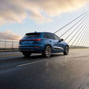 Profil latéral de l'Audi SQ6 e-tron aux trois quarts en déplacement.