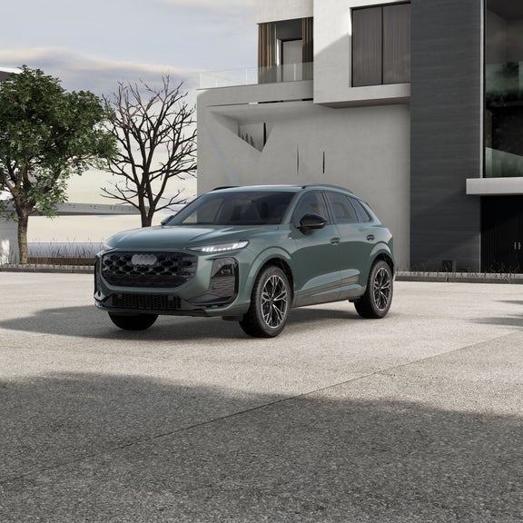 Vue de trois quarts avant de l'Audi Q3 garée près d'un bâtiment moderne.