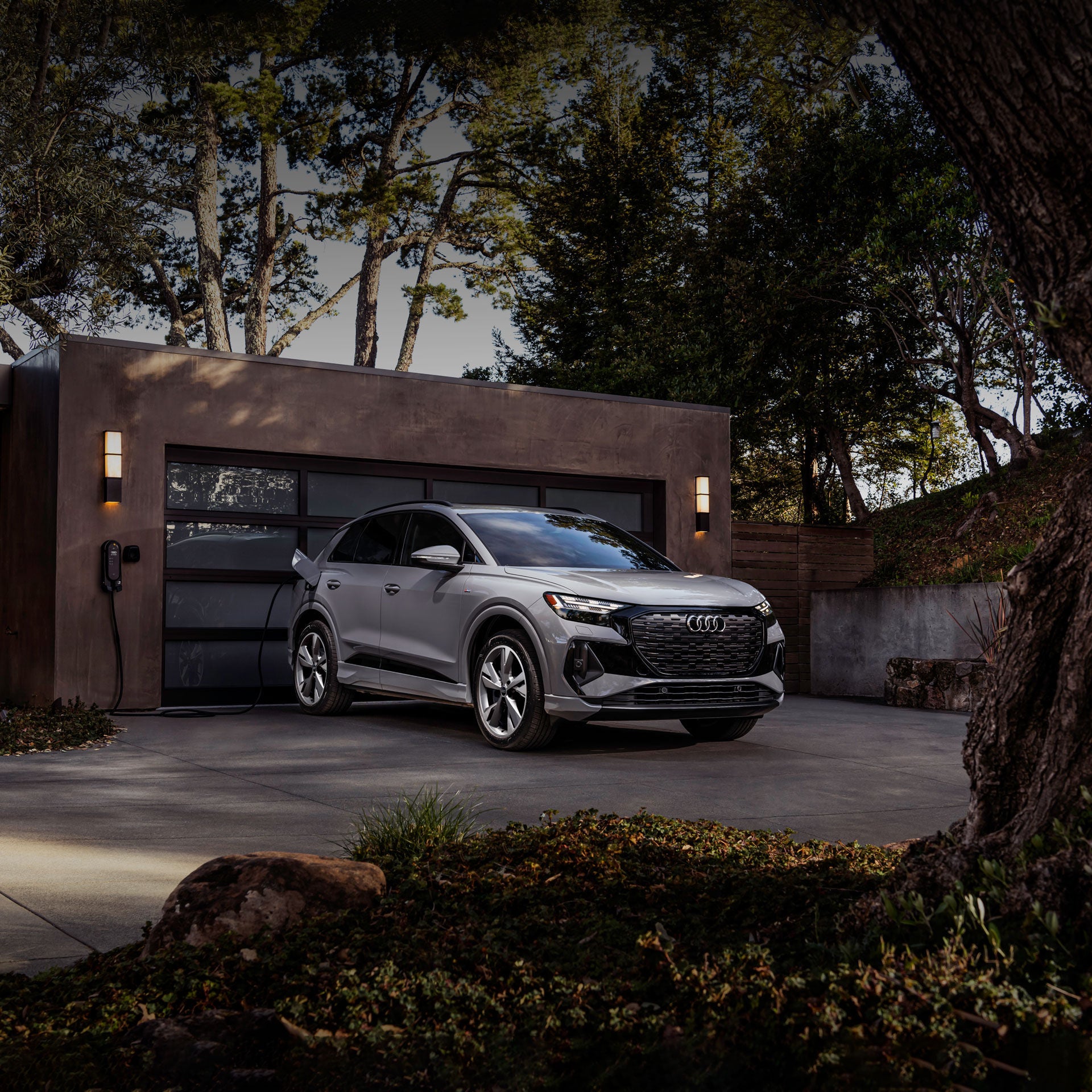 Profil avant aux trois quarts de l'Audi Q4 e-tron garée.