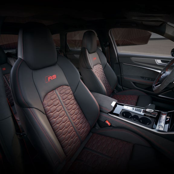 Interior view of the Audi RS 6 Avant performance seats in Red plus.