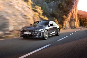 Un Audi A5 vu de face, en train de rouler sur l’autoroute