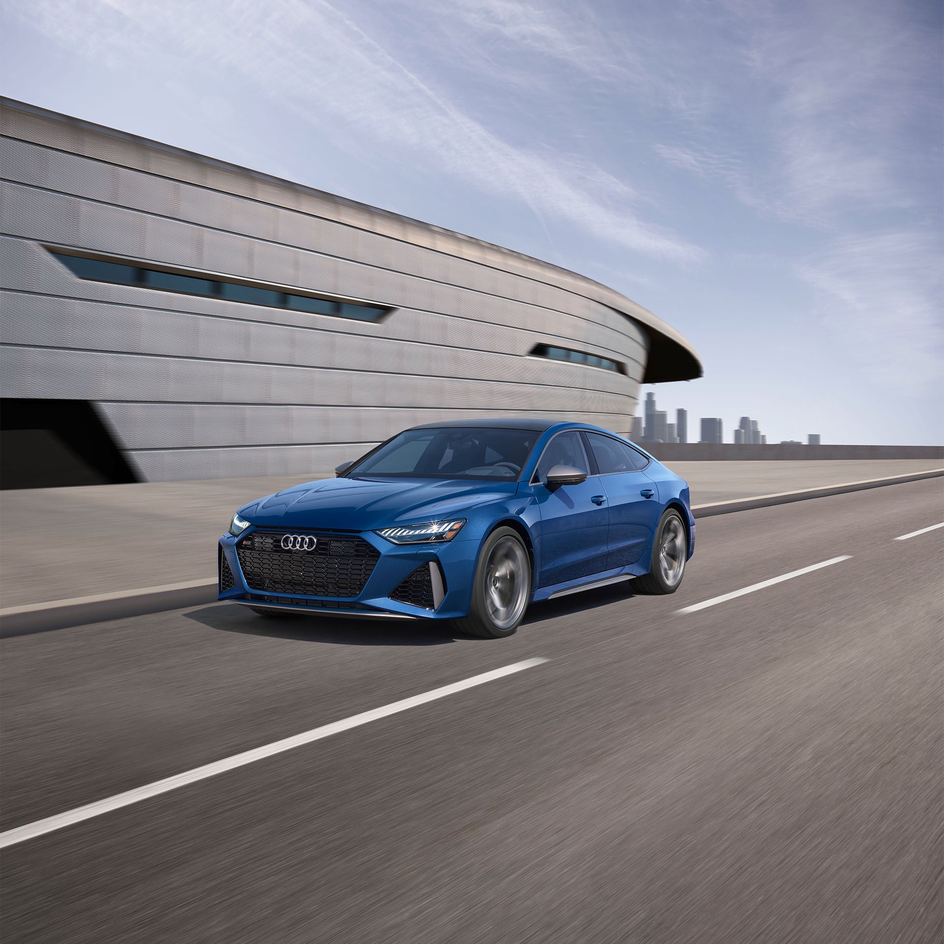 Profil avant surélevé de l’Audi RS 7 en accélération.