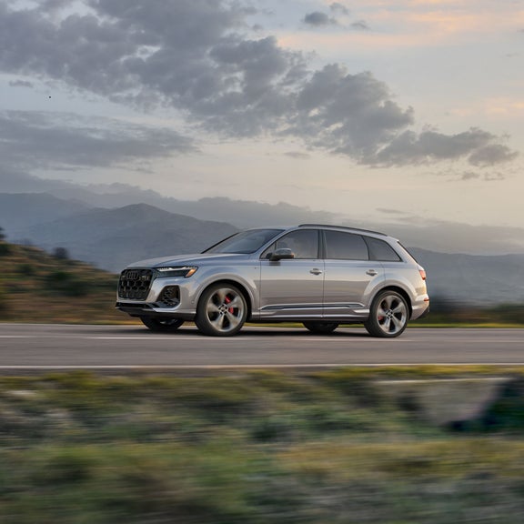 Three-quarter front side of the Audi Q7 accelerating.