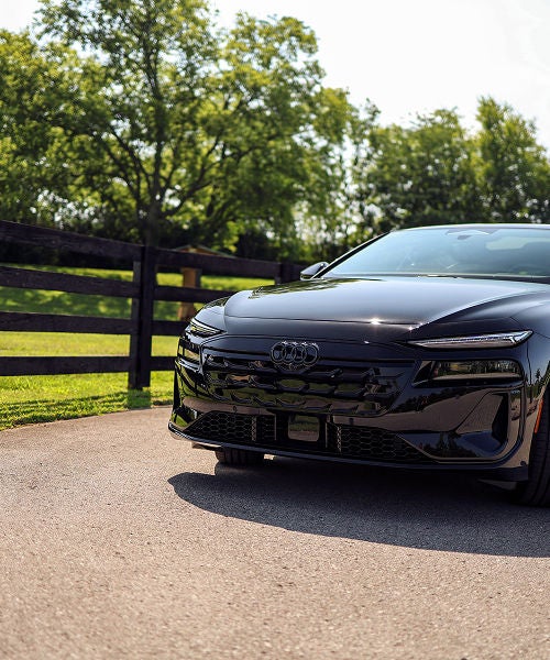 Left profile view of an Audi Q7 parked.