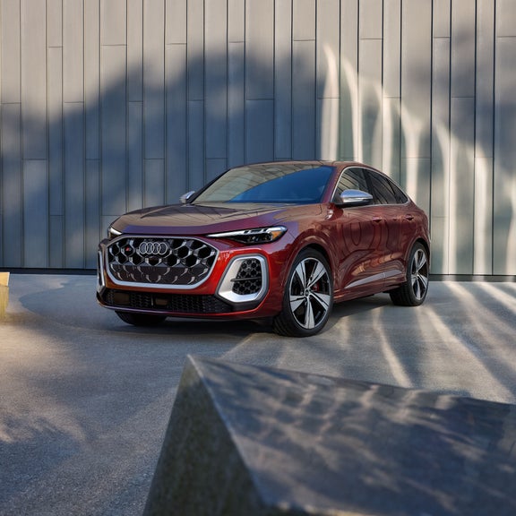 Three-quarter front view of the all-new Audi SQ5 Sportback parked.