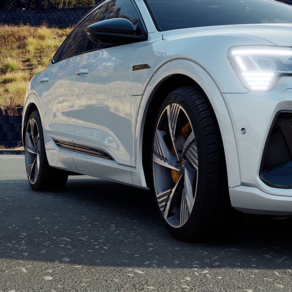 Gros plan de la roue de l'Audi e-tron Sportback.