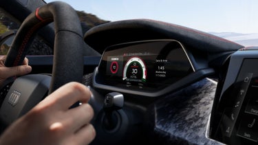 Close-up on the steering wheel and virtual cockpit plus on the Audi Q8.