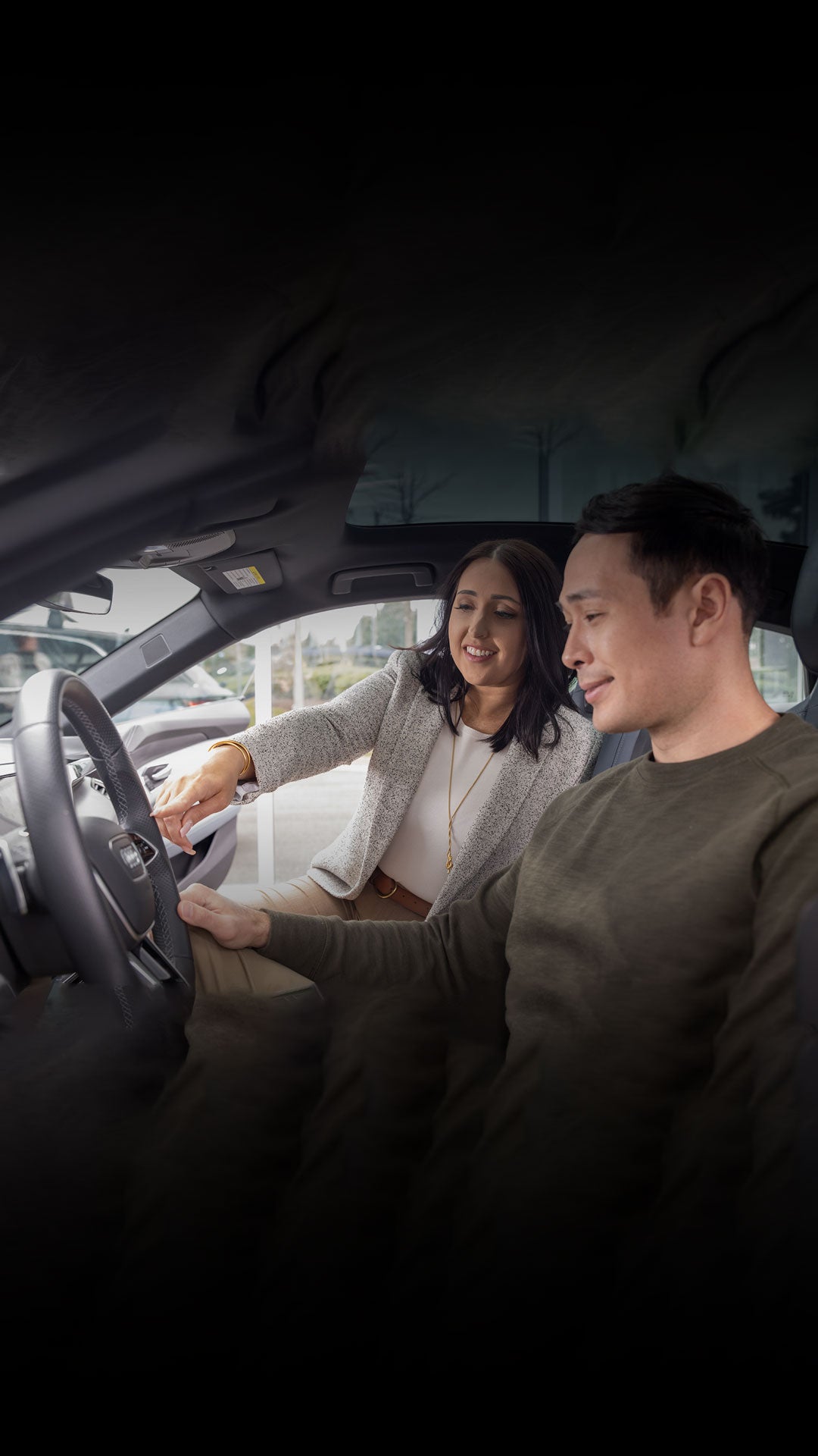 Audi employee assisting a customer in setting up a roof rack.