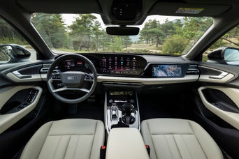 Vue intérieure d’un Audi A5 avec des sièges beiges